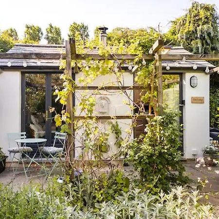The Lodge - A Tranquil Escape Atworth Exteriér fotografie
