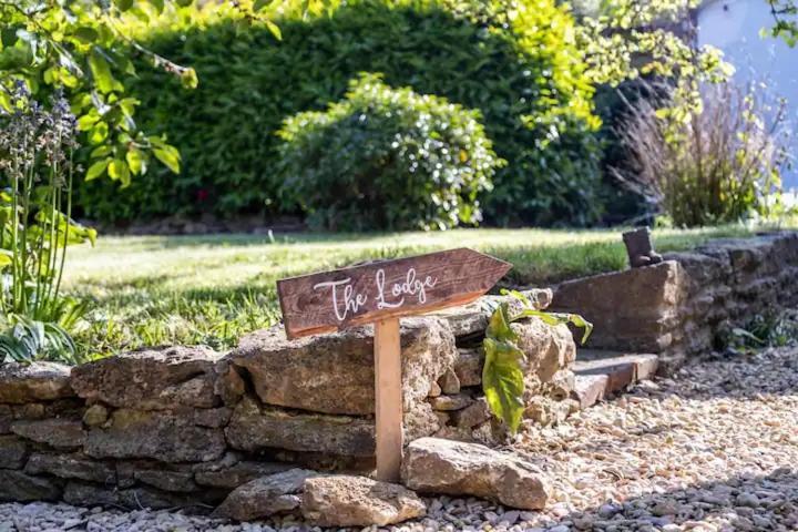 The Lodge - A Tranquil Escape Atworth Exteriér fotografie