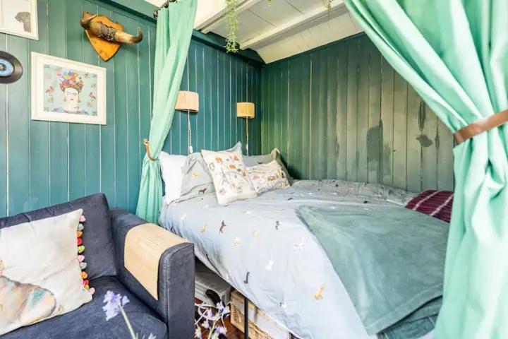 The Lodge - A Tranquil Escape Atworth Exteriér fotografie